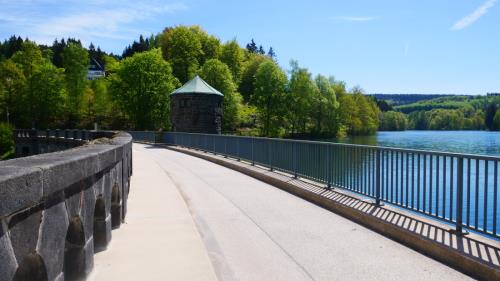 Entlang der Staumauer