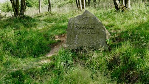 Steintafel an der Hoppeckequelle